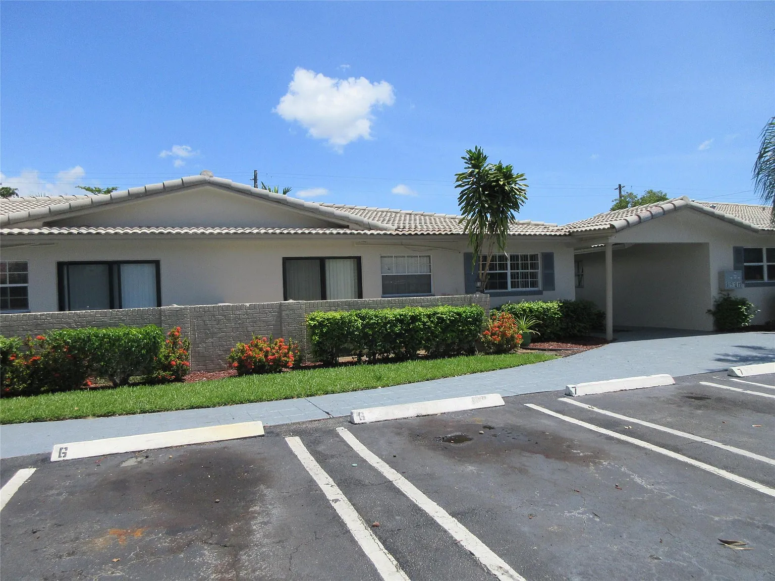 3 bed, 2.0 bath, 12646 sqft, $2,500 — Photo 2