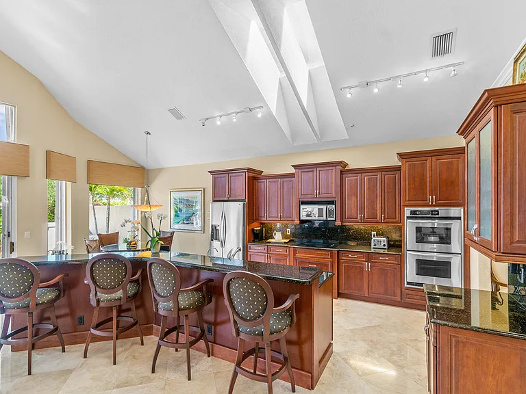16850 Colchester Ct — Photo 14