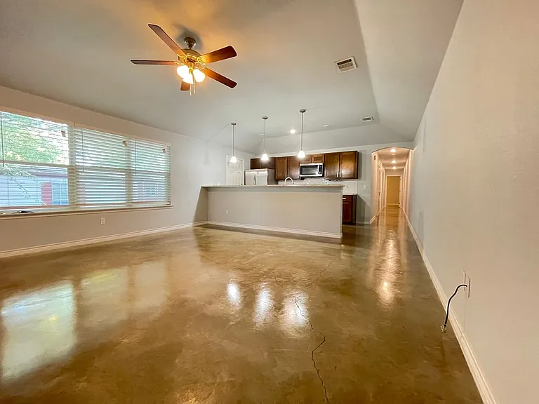 915 Rebecca Ln — Photo 5