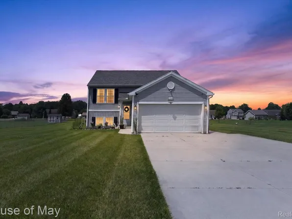 51348 Chardonnay St, Paw Paw, MI 49079
