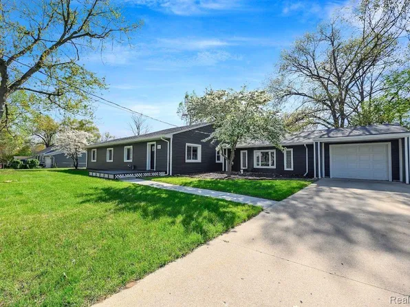 960 Olreana Rd, White Lake, MI 48386