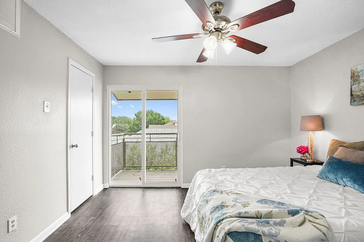 1 bed, 1.0 bath, 567 sqft, $900 — Photo 2