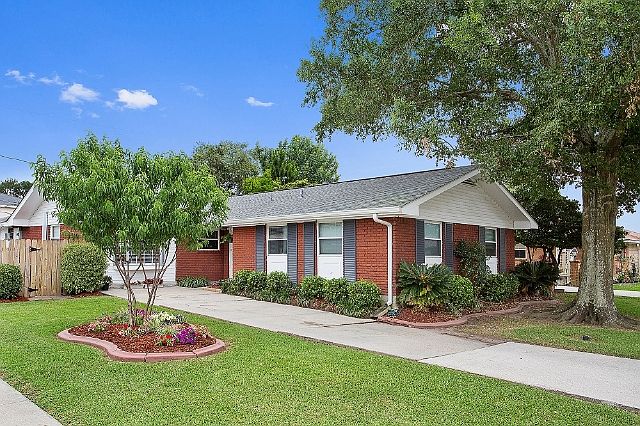 1st image of 301 Cottonwood Dr