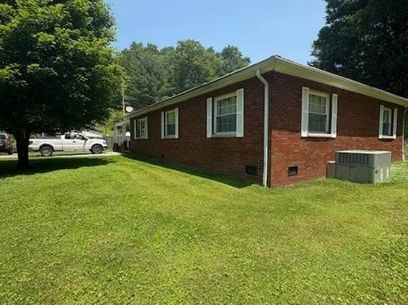 3202 Wallback Rd, Valley Fork, WV 25285