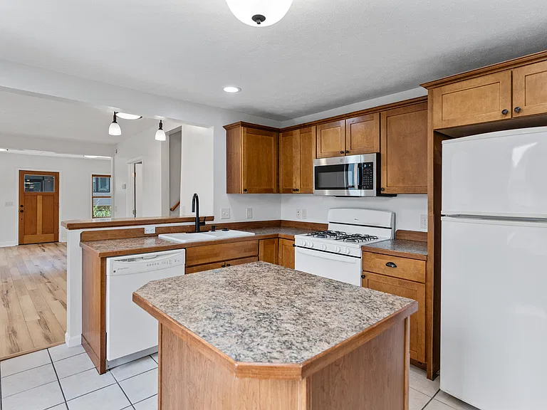 352 Calkins Ave SE — Photo 8