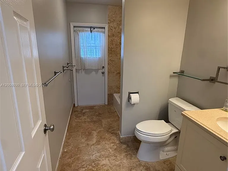 1560 NW 12th Way — Photo 3