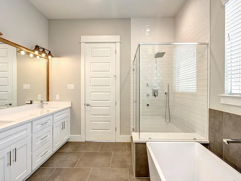1304 W 23rd St — Photo 15