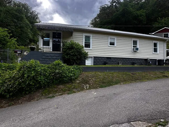 302 9th St, Logan, WV 25601