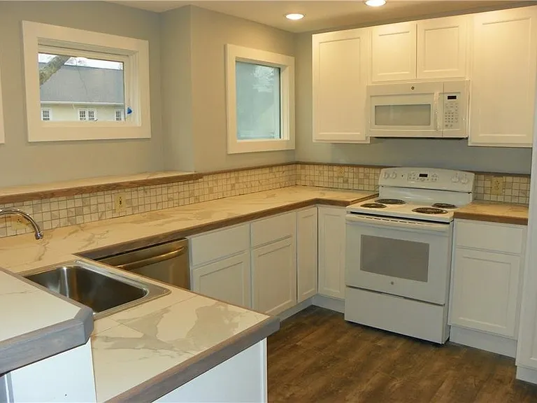 1067 N Winton Rd — Photo 5