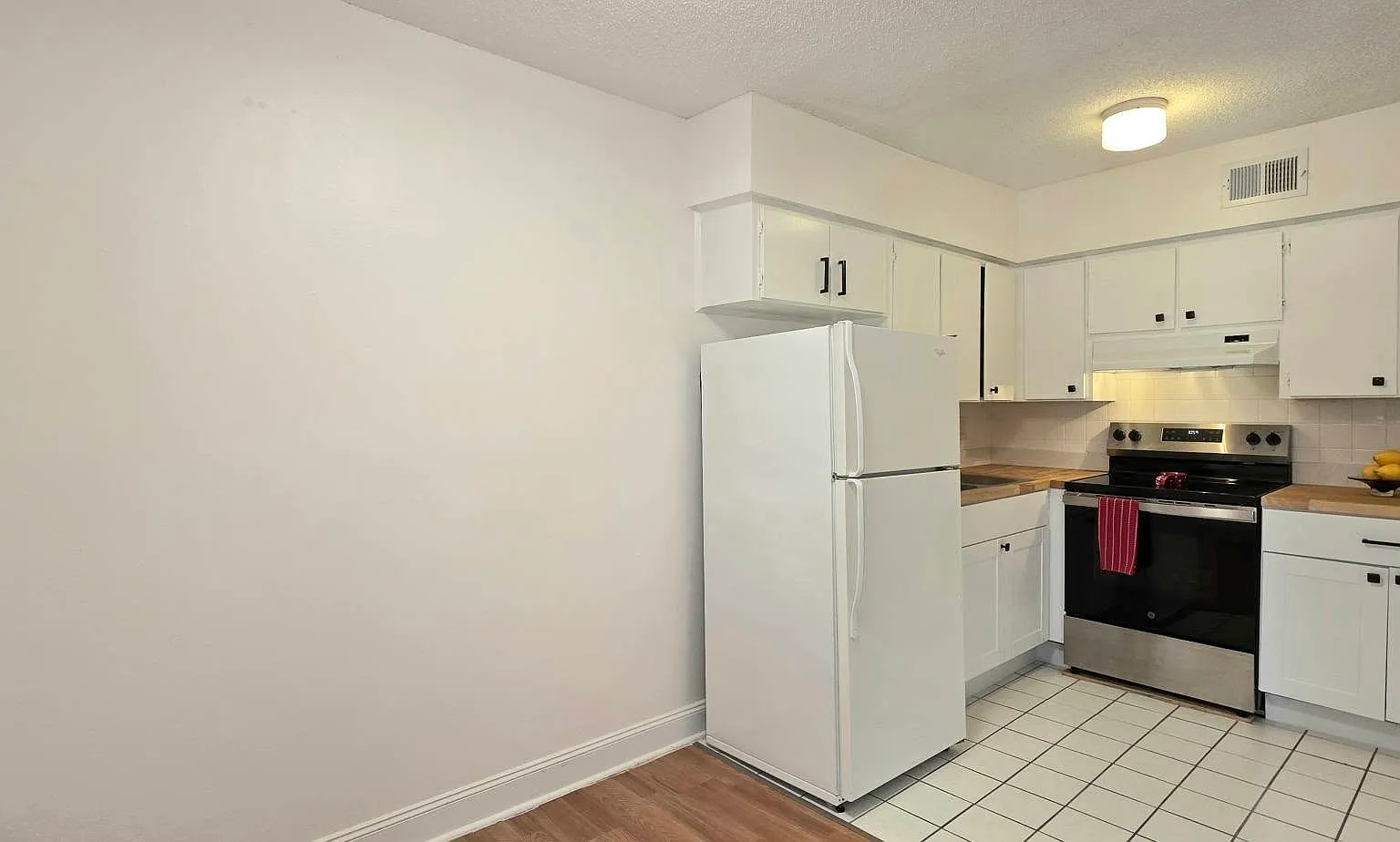 13940 Anona Heights Dr — Photo 3