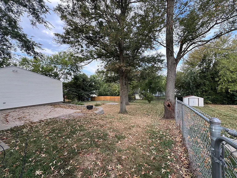 221 Henderson St — Photo 33