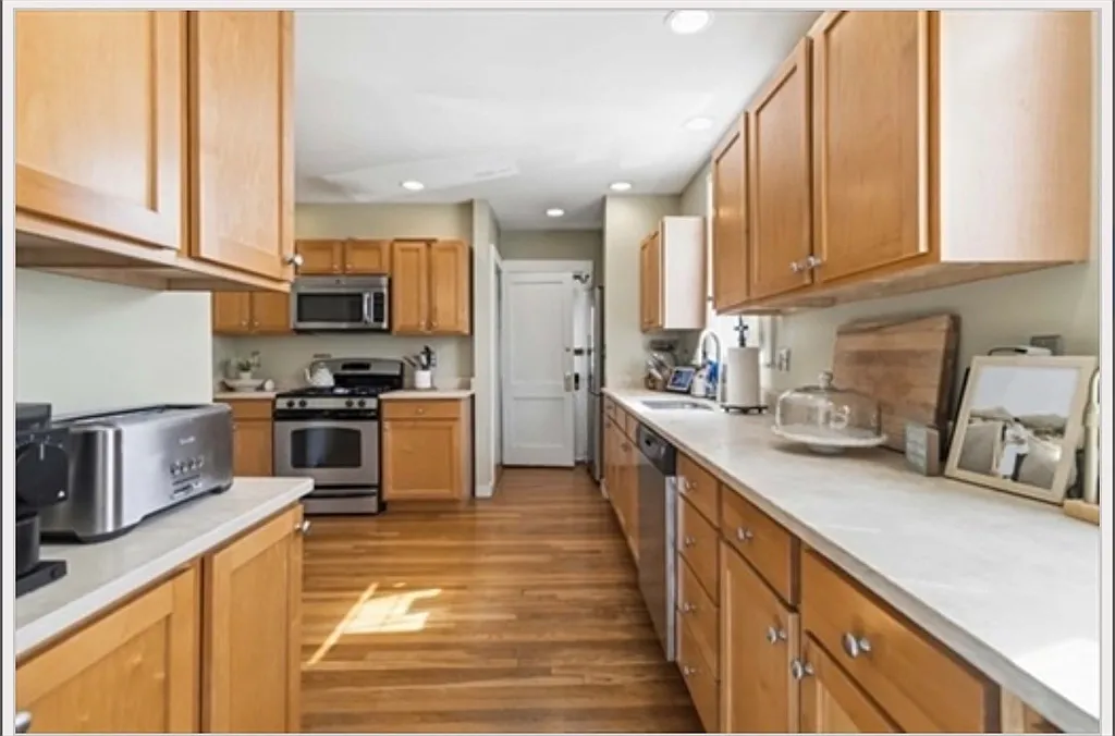 2 bed, 1.0 bath, 1500 sqft, $3,800 — Photo 3