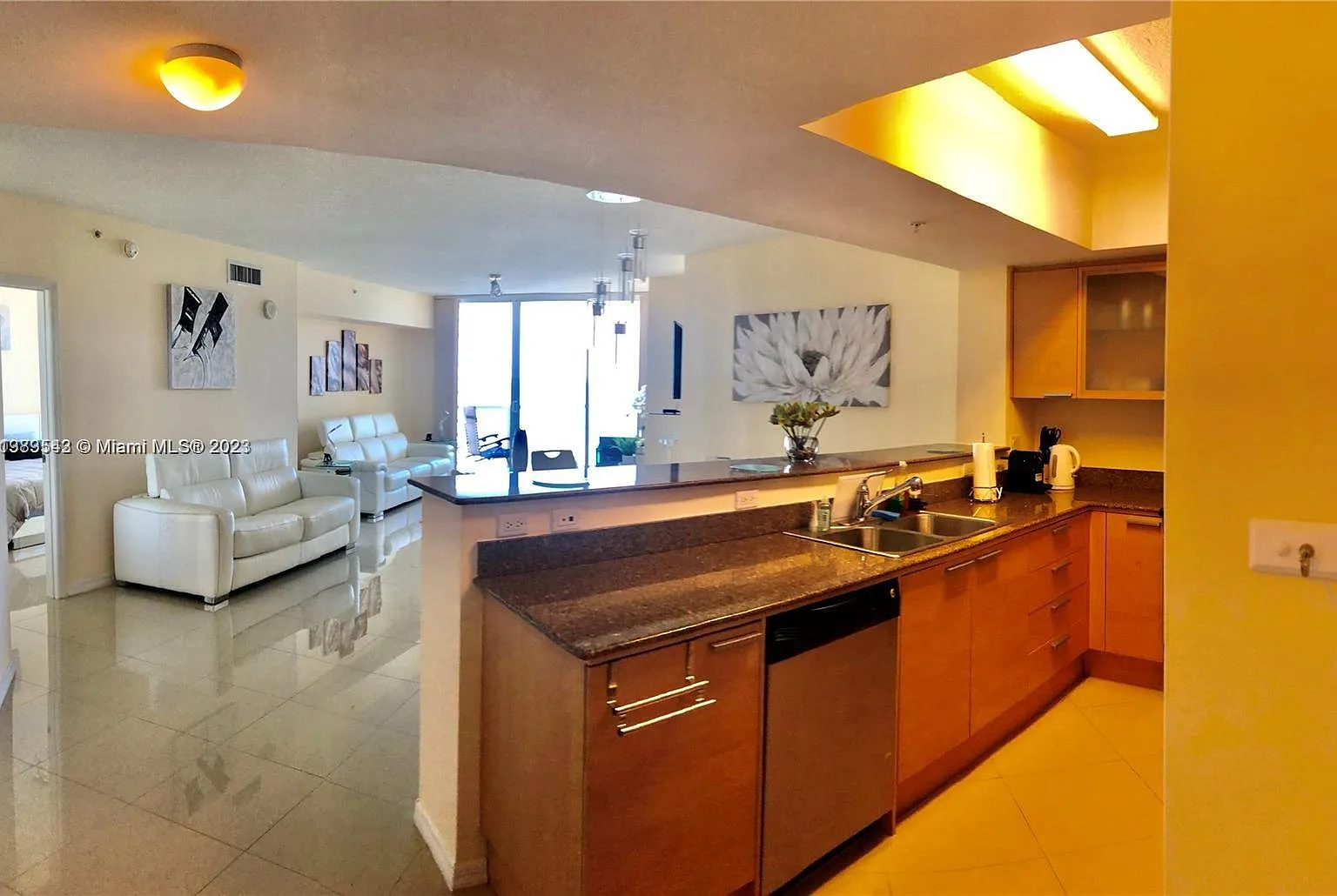 La Perla Condo — Photo 2