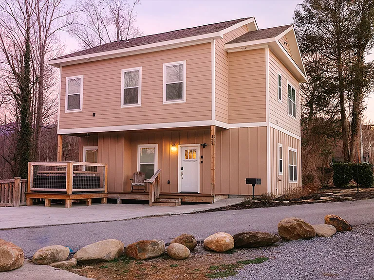 327 E Holly Ridge Rd — Photo 2