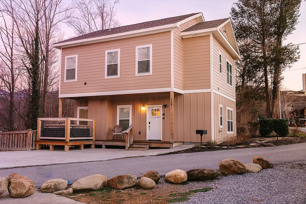 Building Photo - 327 E Holly Ridge Rd