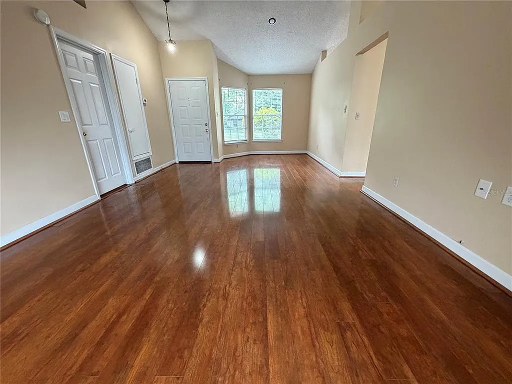 3 bed, 2.0 bath, 1402 sqft, $2,400 — Photo 2