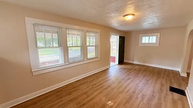 2 bed, 1.0 bath, 912 sqft, $1,225 — Photo 3