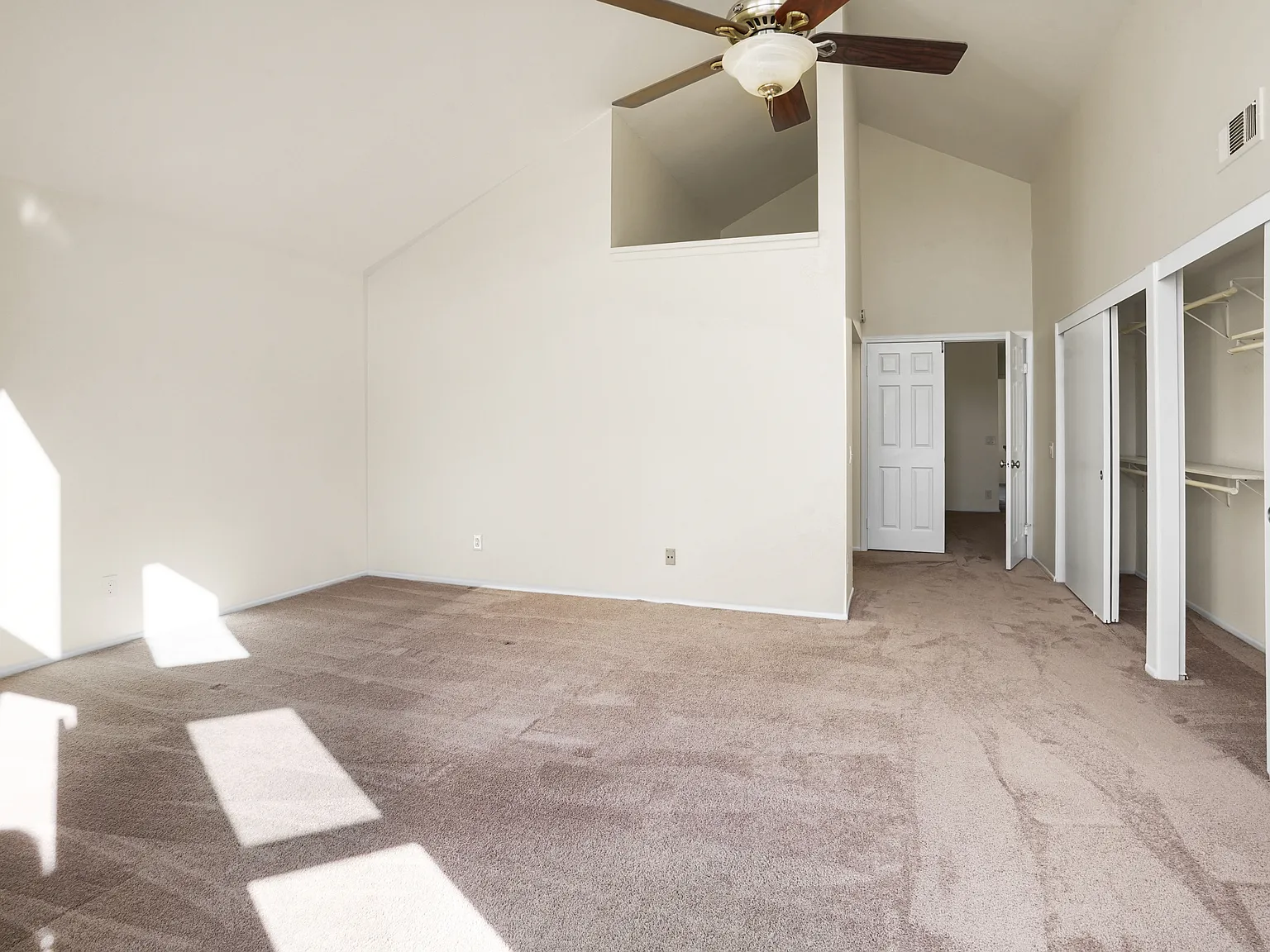 3 bed, 2.5 bath, 2200 sqft, $5,295 — Photo 4