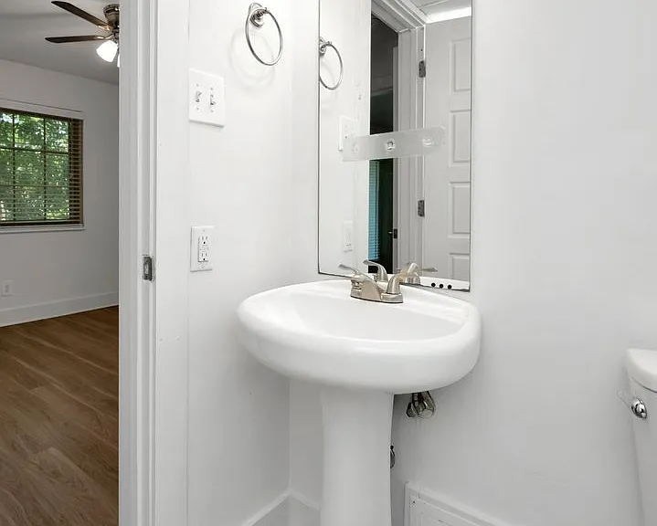 Towncrest Apartments — Photo 14