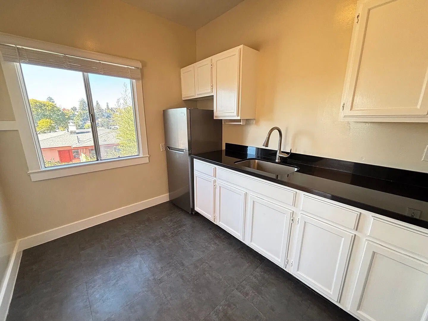 Spacious one bedroom in classic building with views! — Photo 4