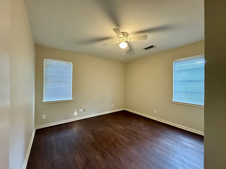 604 Enfield Dr — Photo 11