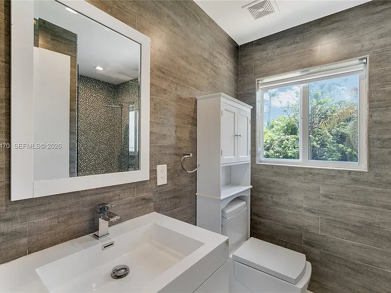 550 W 49th St — Photo 19