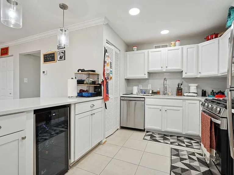 102 Monroe St #201 — Photo 18