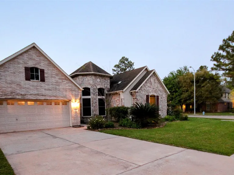 10114 Crescent Bluff Ln — Photo 2