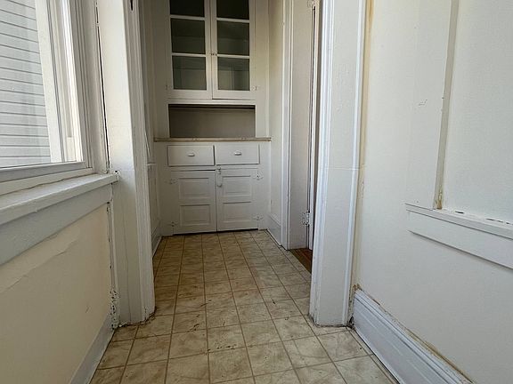 5th image of 122 Midland Ave #2