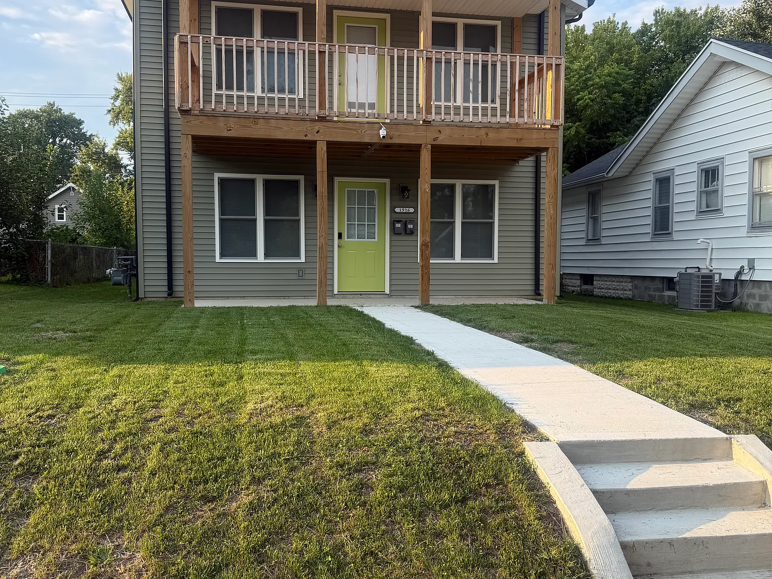 3 bed, 1200 sqft, $1,900 — Photo 1