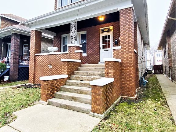 3rd image of 2328 S 60th Ct