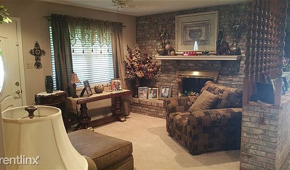 Formal living Room w/gas fireplace