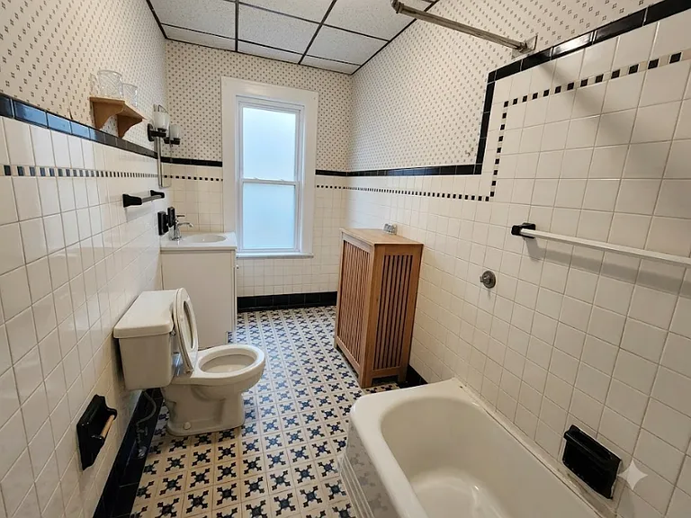 1638 Sanderson Ave #2 — Photo 5