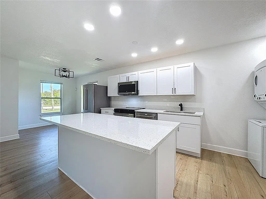 3 bed, 2.0 bath, 996 sqft, $2,350 — Photo 2