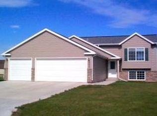 3002 33rd St S, Moorhead, MN 56560