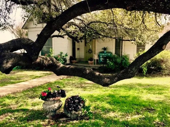 1204 Ford St, Llano, TX 78643