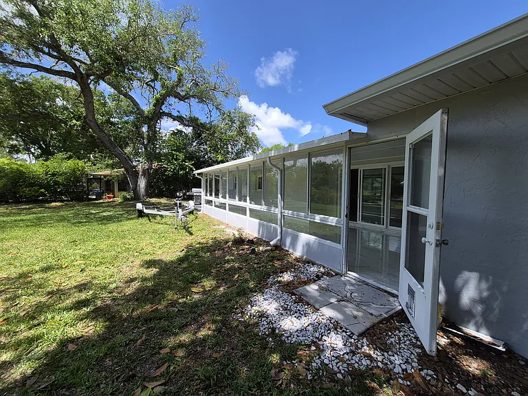 Fernwood Ln — Photo 14