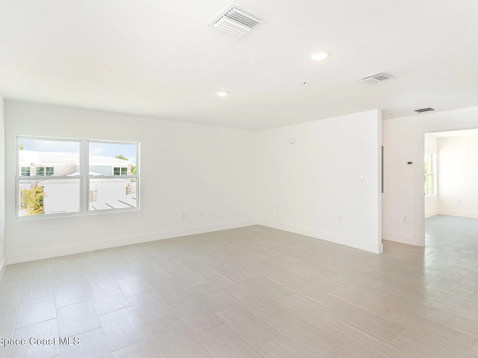 3 bed, 2.0 bath, 1208 sqft, $2,050 — Photo 4
