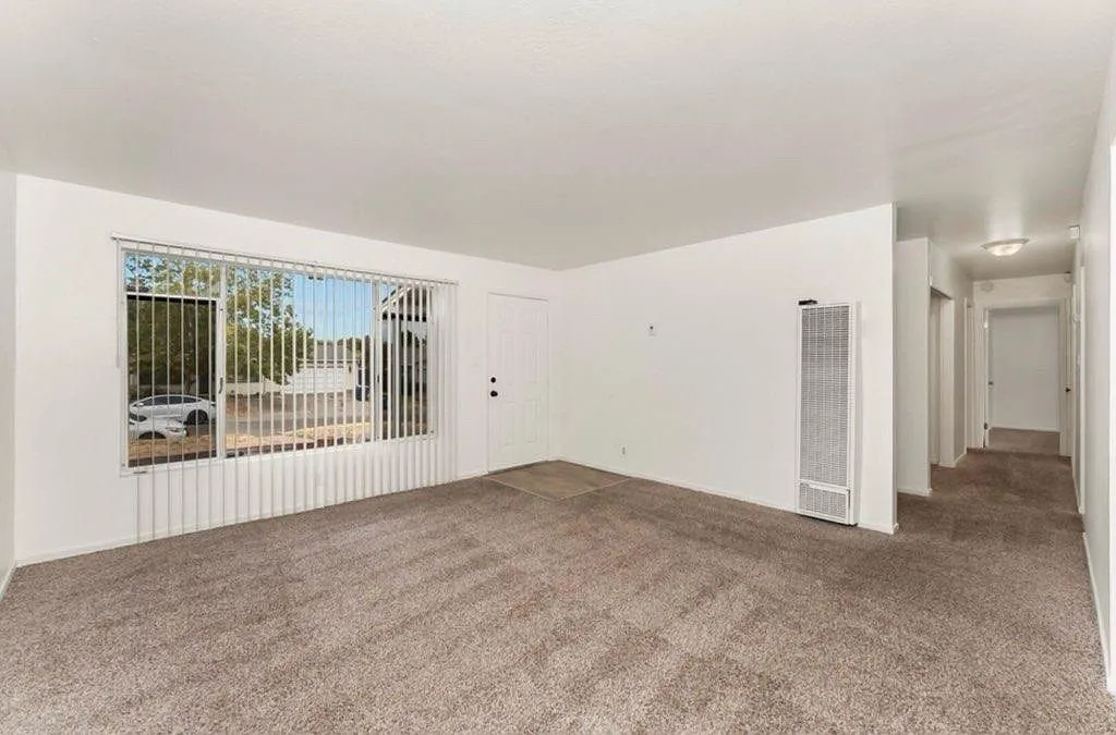 3 bed, 2.5 bath, 1895 sqft, $1,999 — Photo 1