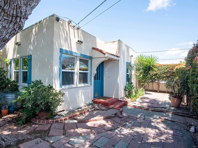 2208 Dwight St — Photo 1