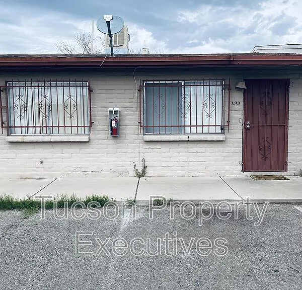 5756 S Park Ave — Photo 1