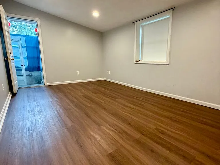 300 Winding Way — Photo 16