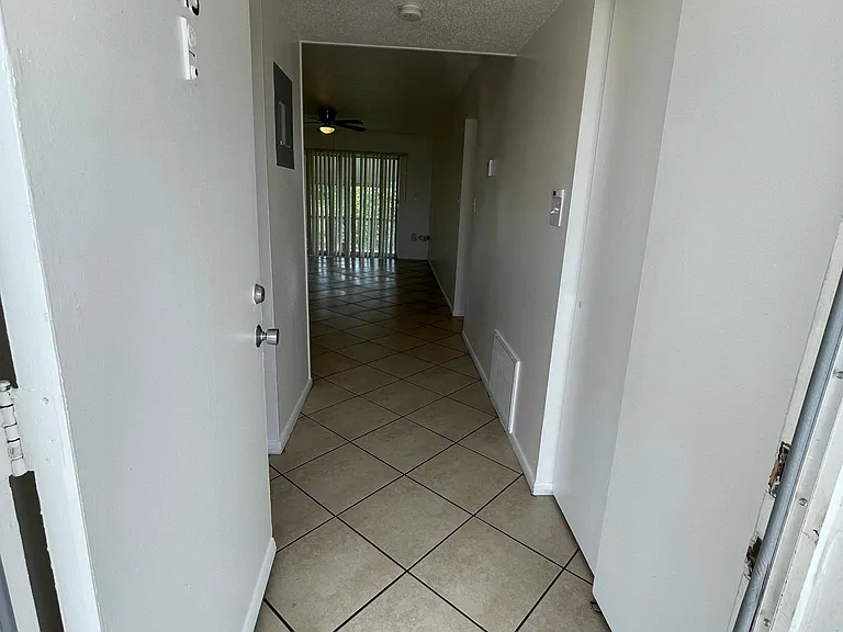 809 W Lancaster Rd #I113 — Photo 2