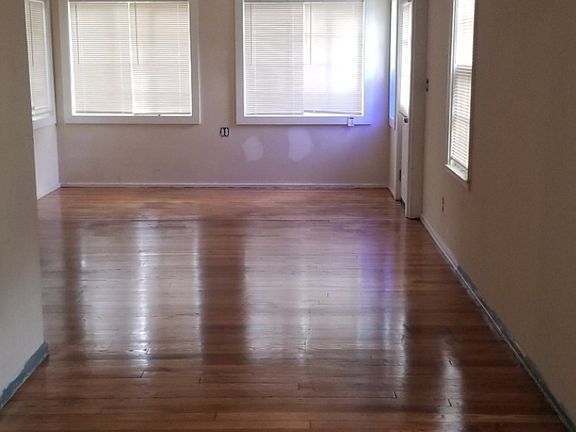 4th image of 942 Wayne St
