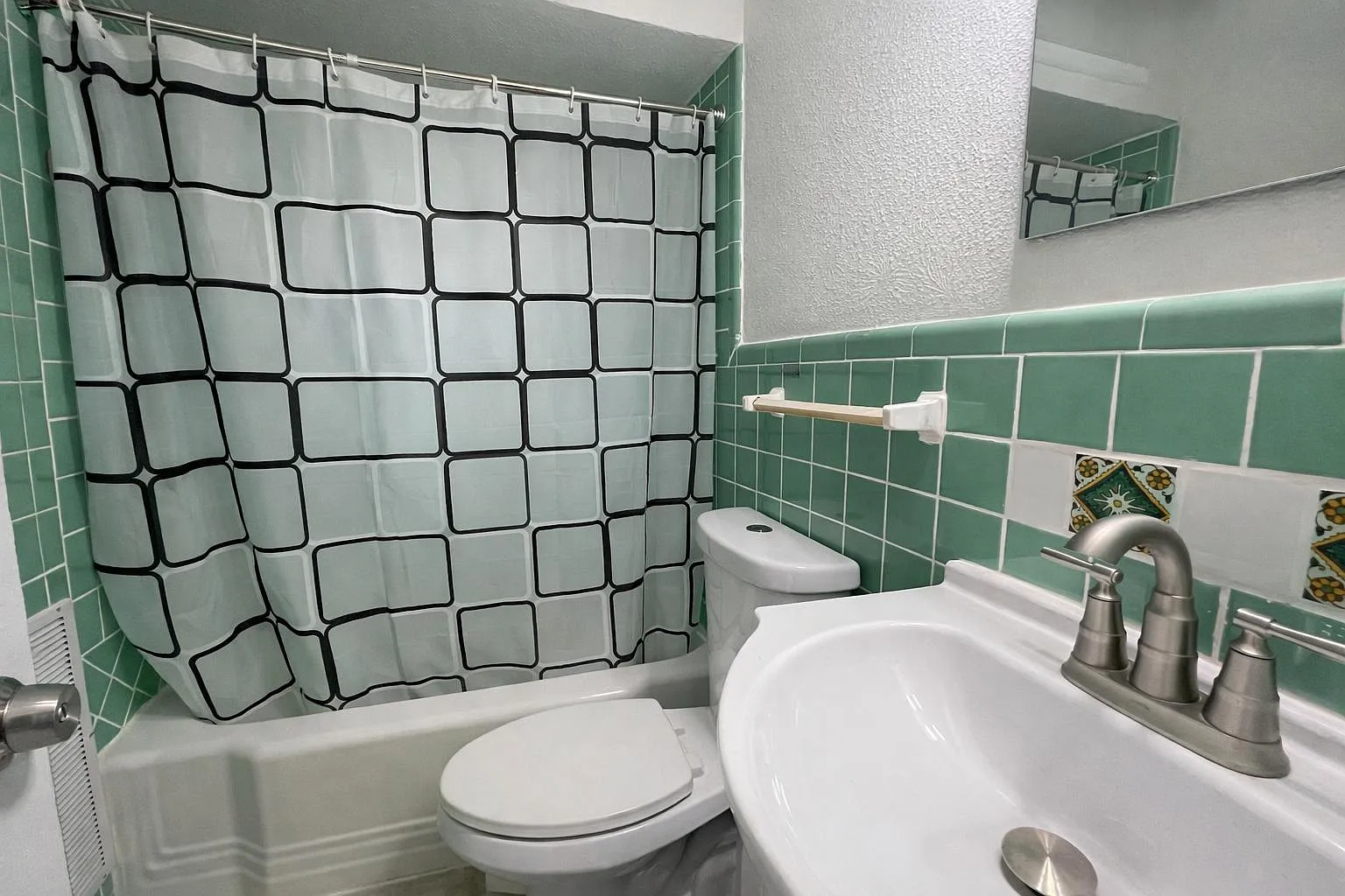 4 bed, 5.0 bath, 2007 sqft, $802 — Photo 3