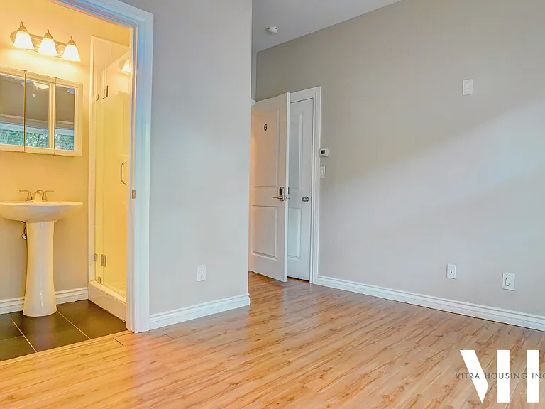 2352 S Portland St — Photo 9