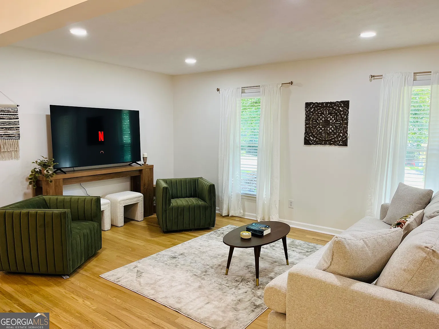 3 bed, 2.0 bath, 1477 sqft, $3,200 — Photo 2