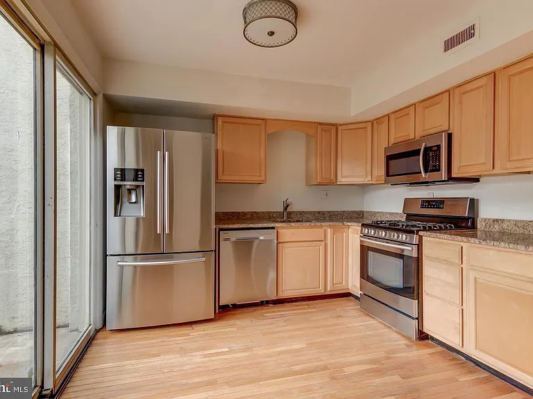 107 Montrose Ave — Photo 10