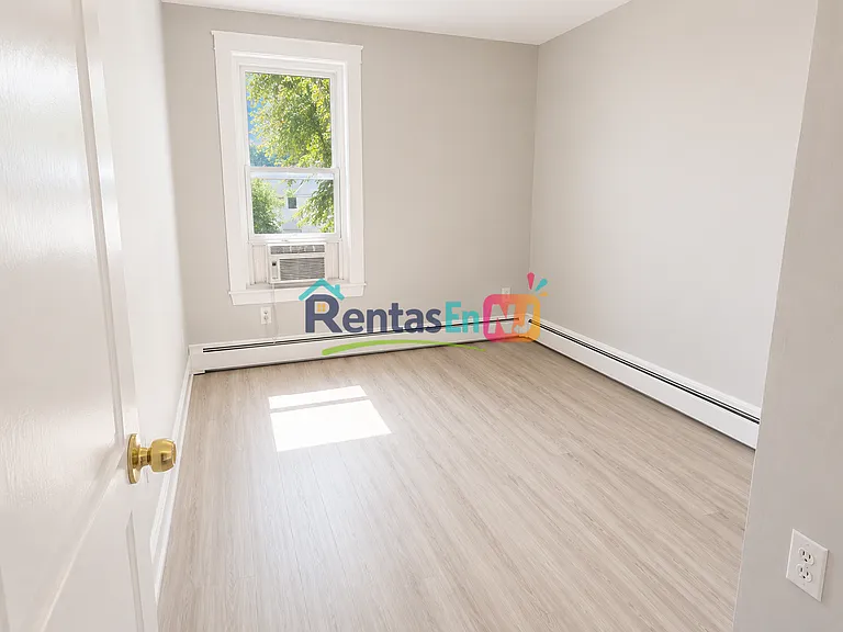 690 Summer Ave #4 — Photo 2