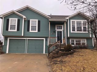 944 E Cottage Creek Dr, Gardner, KS 66030